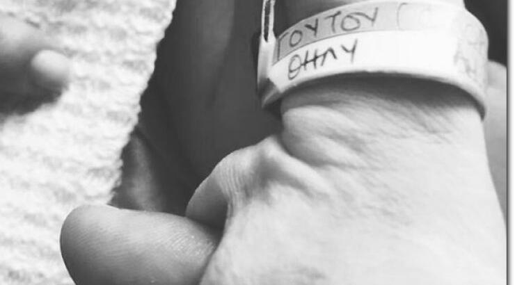 Παρουσιάστρια γέννησε την ίδια μέρα που γεννήθηκε ο άντρας της και έκανε γνωστή την είδηση με μια φωτογραφία και ένα μήνυμα!