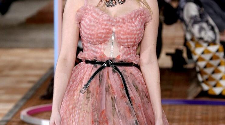 Curvy μοντέλα περπάτησαν για πρώτη φορά στo ντεφιλέ του οίκου Alexander McQueen