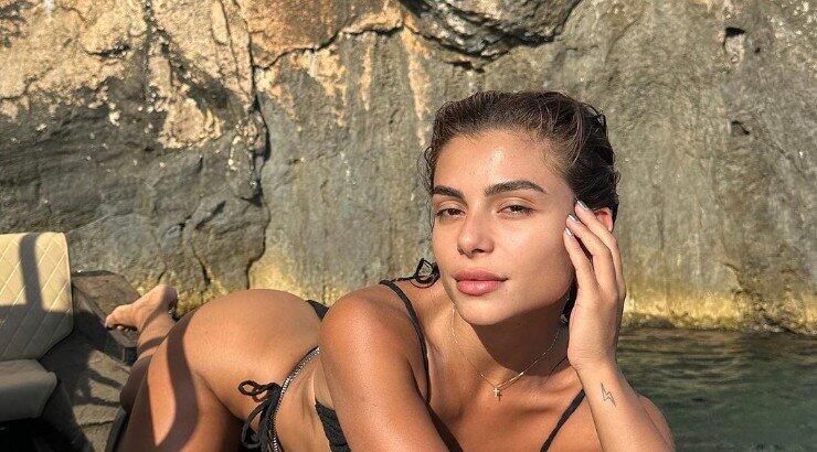 Ελευθερία Ελευθερίου: Αναστάτωσε θαμώνες παραλίας στον Πρωταρά με το καυτό μπικίνι της [εικόνες]