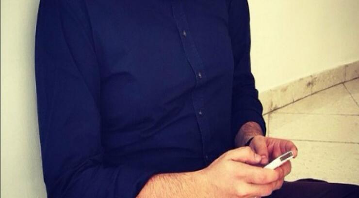 Κύπριος παρουσιαστής πόσταρε φωτογραφία από το δωμάτιο της κόρης του