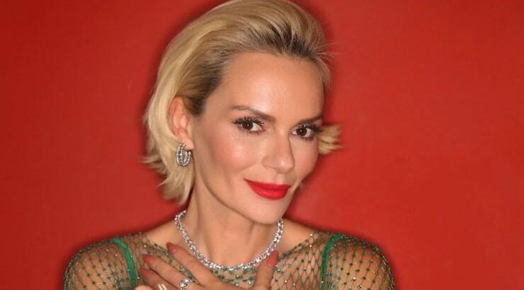 Έλενα Χριστοπούλου: Ημίγυμνη στον καθρέφτη του μπάνιου της - Το νέο της λουκ και το μήνυμα της