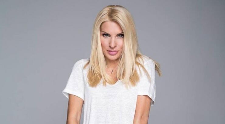 Η Ελένη Μενεγάκη σου δείχνει πως να φορέσεις το χρώμα της σεζόν