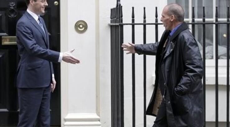 Τι απαντά η σύζυγός του Γιάνη Βαρουφάκη για την εμφάνιση του στο Λονδίνο που σχολιάστηκε αρνητικά