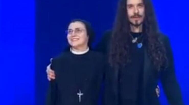 Νικήτρια του ιταλικού "The Voice" η… καλόγρια! [βίντεο]