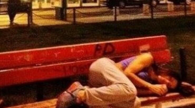 Γνωστή Ελληνίδα τραγουδίστρια κοιμάται στο παγκάκι!