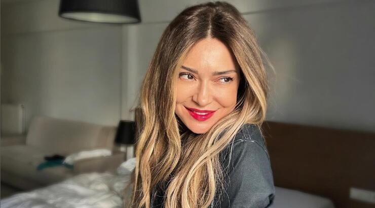 Aποστολία Ζώη: Μας συστήνει την κούκλα αδερφή της που μοιάζουν σαν δύο σταγόνες νερό