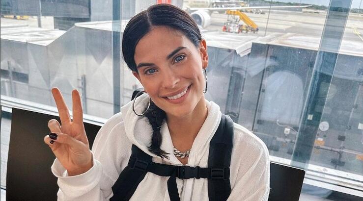 Χριστίνα Μπόμπα: Στόλισε το χριστουγεννιάτικο δέντρο με τις δίδυμες κόρες της [εικόνες]