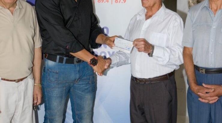 Η τελετή παράδοσης της επιταγής από τα έσοδα του "Τραγουδώ το νησί μου" από το Ράδιο Πρώτο... 