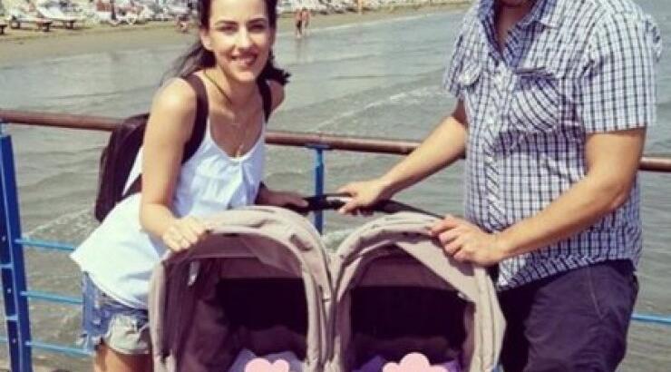 Γιώργος Ρούσσος - Νατάσα Τούρζα: Πρώτη φορά στη θάλασσα με τις δίδυμες κορούλες τους