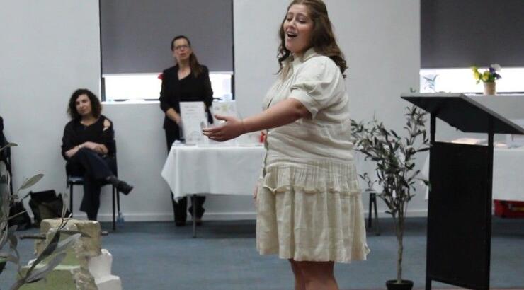 Συγκίνησε όλους η 16χρονη Tabitha Bourakis τραγουδώντας το "Χρυσοπράσινο φύλλο" στην Αυστραλία [βίντεο]