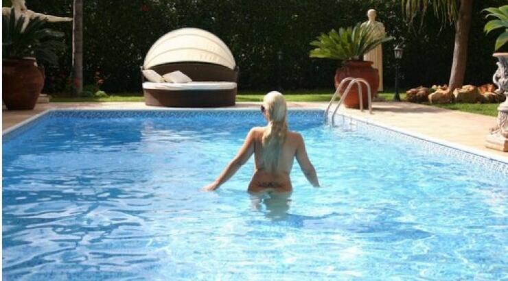 Κύπρια επιχειρηματίας ολόγυμνη στην πισίνα της στην Λεμεσό