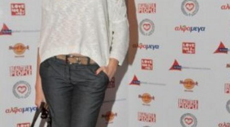 Στέλλα Γεωργιάδου: Δείτε την σήμερα με καυτό μπικίνι να κάνει μπάνιο στη θάλασσα στην Αγία Νάπα  