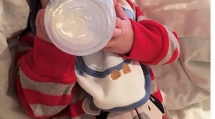 Τρυφερή φωτογραφία: Ενός μήνα ο γιος της και κρατά μόνος του το μπιμπερό