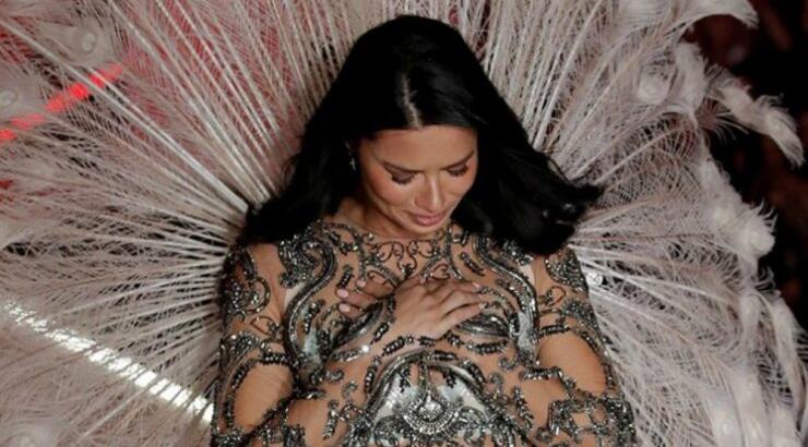 Με δάκρυα στα μάτια η Adriana Lima έκλεισε την καριέρα της ως “αγγελάκι” της Victoria’s Secret! [εικόνες]