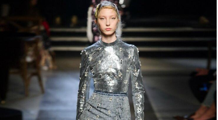 Κομψή και γλυκιά με παγιέτες