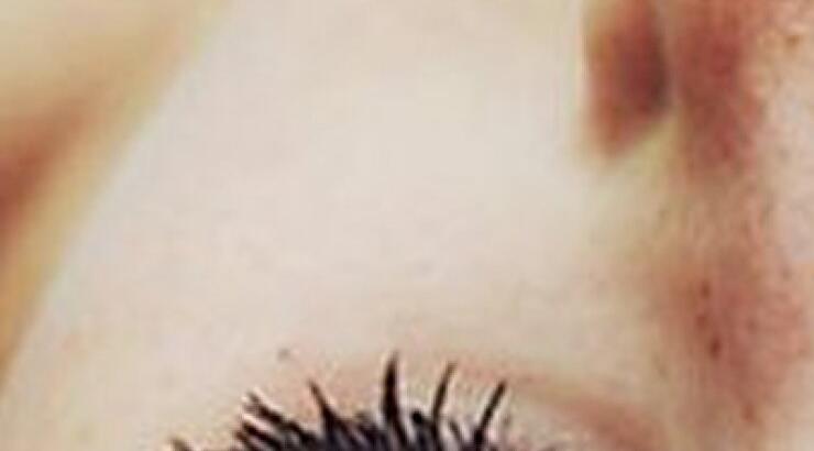 DIY: Το πιο αποτελεσματικό serum για γεμάτα φρύδια και πυκνές βλεφαρίδες