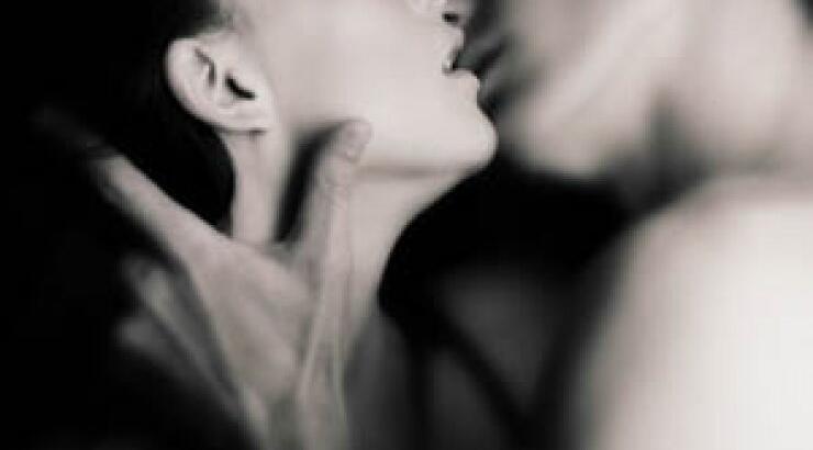 Πιο ευτυχισμένοι όσοι κάνουν περισσότερο σεξ από τους φίλους τους