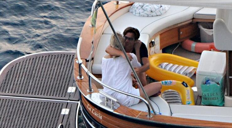 Sharon Stone: Αγκαλιά με μυστηριώδη άντρα!