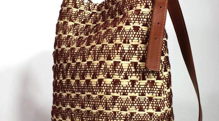 Η Σιμόνη Παπαευσταθίου υφαίνει στον αργαλειό και φτιάχνει τις πιο σικ τσάντες της φετινής σεζόν