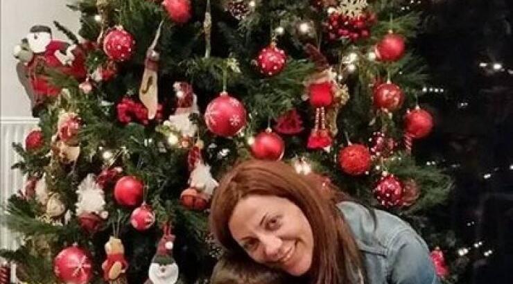 Kατερίνα Αγαπητού: Στόλισε το Χριστουγενιάτικο δέντρο με τον γιο της