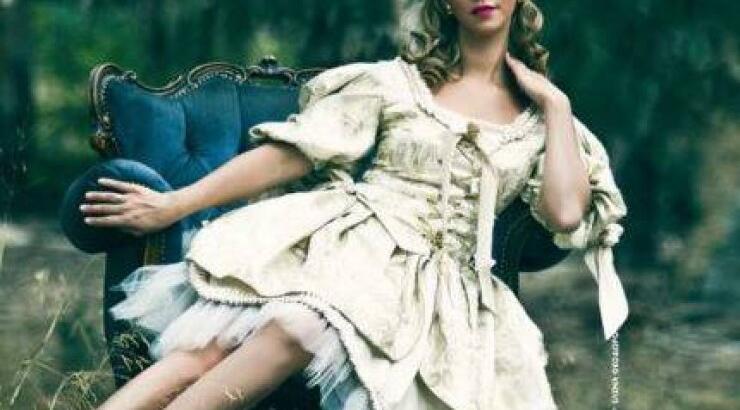 Ελένη Σιδερά: Δείτε την να θηλάζει τον ενάμιση έτους γιο της δημόσια!