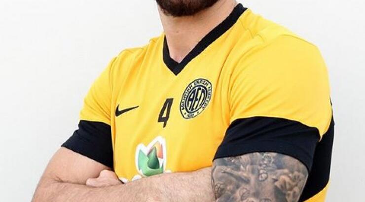 Βαλεντίνος Σιέλης: Έριξαν αυγά και αλεύρι στον διεθνή ποδοσφαιριστή