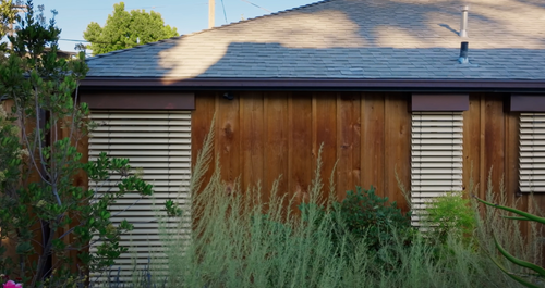 Ο καταπράσινος κήπος πρωταγωνιστεί στο σπίτι αυτού του αρχιτέκτονα