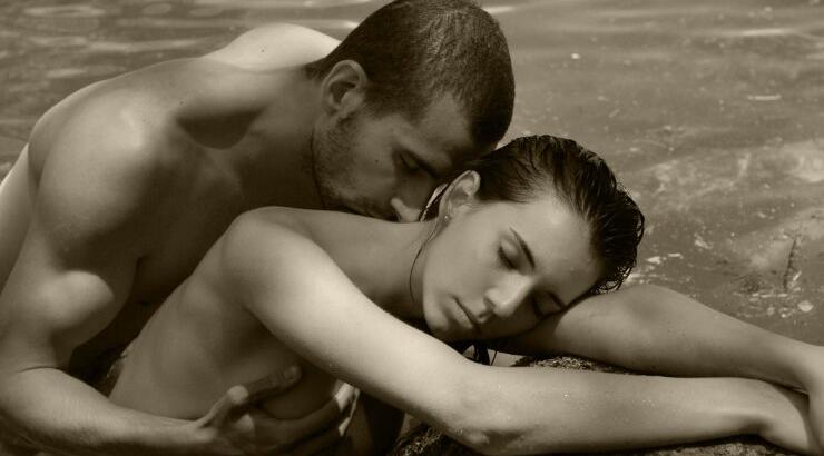 4 τρόποι για να κρατήσεις ζωντανό το πάθος στη σχέση σου 