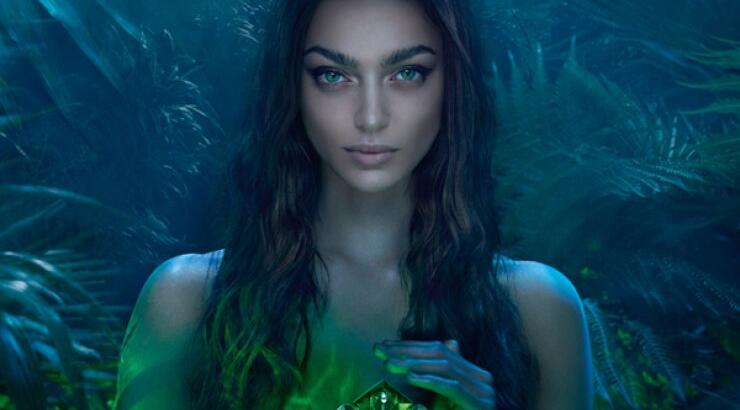 Aura Mugler: Αυτό είναι το νέο έντονο, δυνατό και λαμπερό άρωμα του οίκου Thierry Mugler 