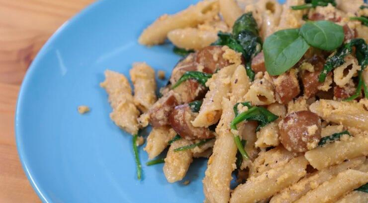 Vegan συνταγή ζυμαρικών με λουκάνικο και σπανάκι