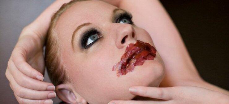 Εκανε τέχνη τη σπάνια πάθησή της και σαρώνει -Η πανέμορφη καλλιτέχνιδα με το σημαδεμένο σώμα 