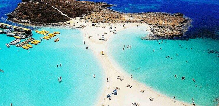 50 ευρώ το χρόνο για μια ομπρέλα και δυο κρεβατάκια στην Αγία Νάπα 