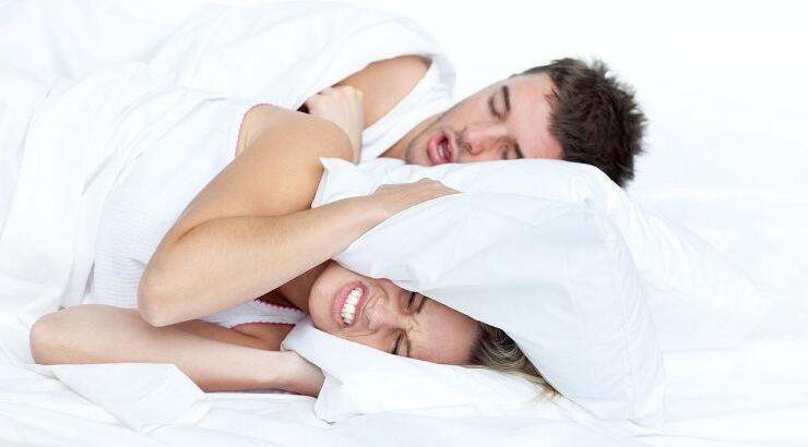 Απλοί τρόποι για να μειώσεις την ένταση του ροχαλητού 