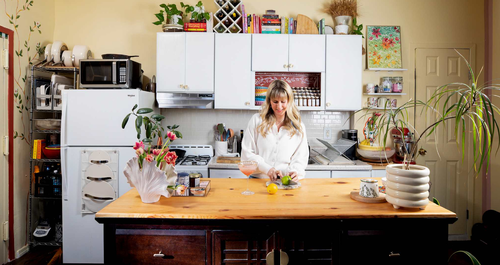 Έξυπνη (και κομψή) αποθήκευση επιτρέπει σε αυτό το ζευγάρι να ζει άνετα σε μόλις 30τ.μ.