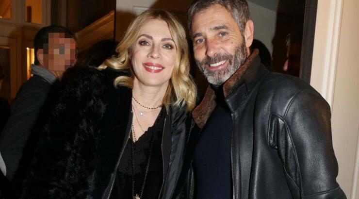 Θοδωρής Αθερίδης: Δείτε τον να βάφει τα μαλλιά της Σμαράγδας Καρύδη στο σπίτι! [εικόνες]