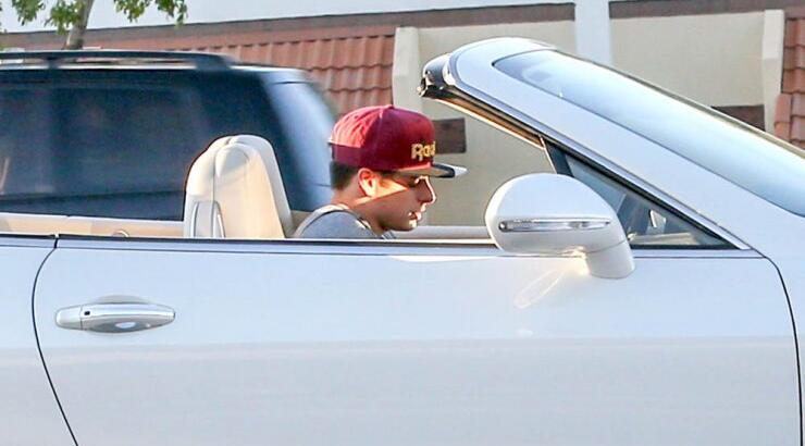 Βόλτα με το πανάκριβο αυτοκίνητο της συντρόφου του…