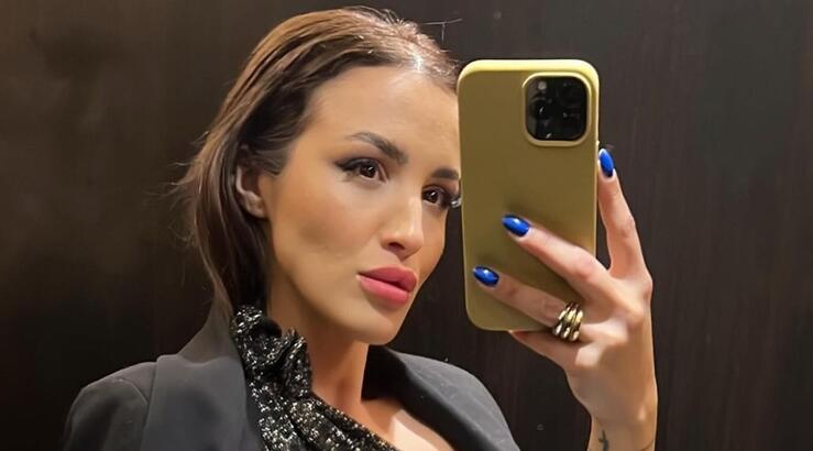 Κάλια Ελευθερίου: Υιοθέτησε το μανικιούρ που χαρίζει εφέ καθρέφτη στα νύχια