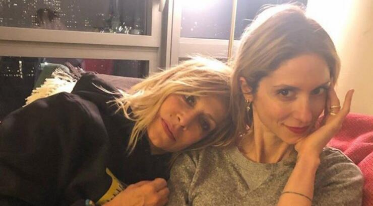 Σοφία Καρβέλα: Ποζάρει στην πισίνα του σπιτιού της Άννας Βίσση στην Εκάλη