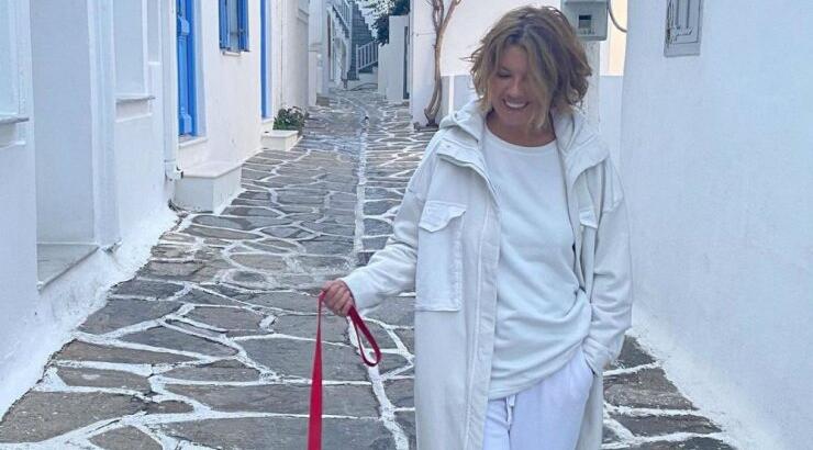 Σοφία Αλιμπέρτη: Δείτε την να φωτογραφίζεται σε χριστουγεννιάτικη διάθεση [εικόνες]