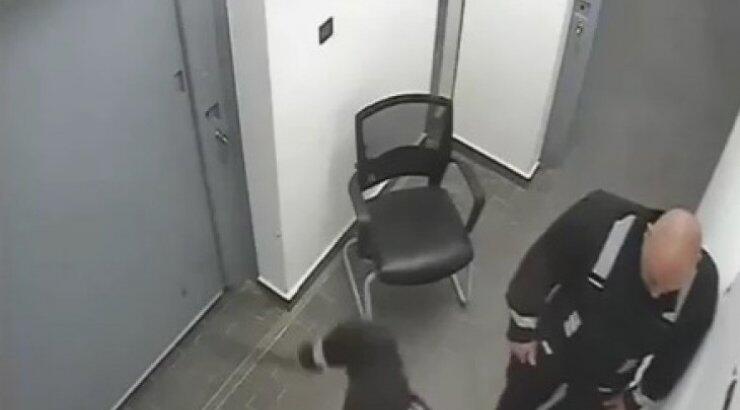 Σοκ και αποτροπιασμός για ξυλοδαρμό νεαρού από αστυνομικούς