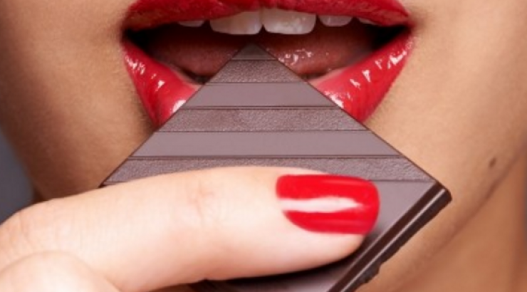 Αυτός είναι ο λόγος που τρώμε σοκολάτα λίγο πριν την περίοδο!