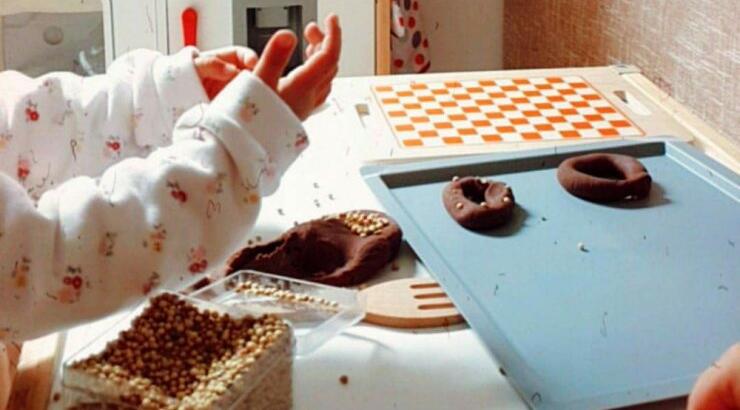 Μάθετε πως μπορείτε να φτιάξετε σπιτική σοκολατένια πλαστελίνη για τα παιδιά σας!