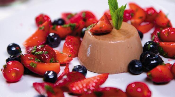 Σοκολατένια πανακότα με κόκκινα φρούτα