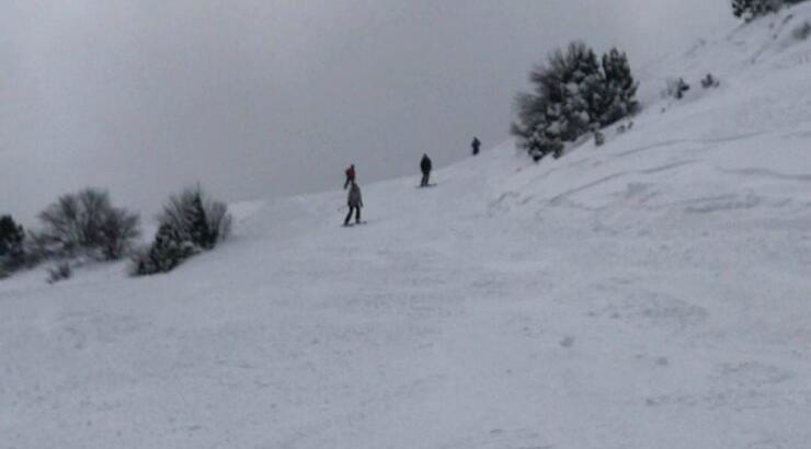 Νεαρή Κύπρια socialite έκανε σκι στο χιονισμένο Τρόοδος και μας άφησε άφωνους με τις δεξιότητές της! [βίντεο]
