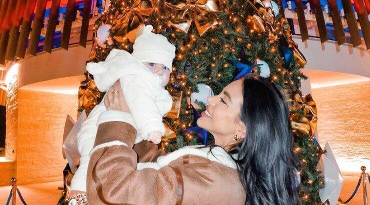 Στέφανη Σόλωνος: Υπέροχες στιγμές με την κόρη της στο χριστουγεννιάτικο χωριό της Μαρίνας Αγίας Νάπας