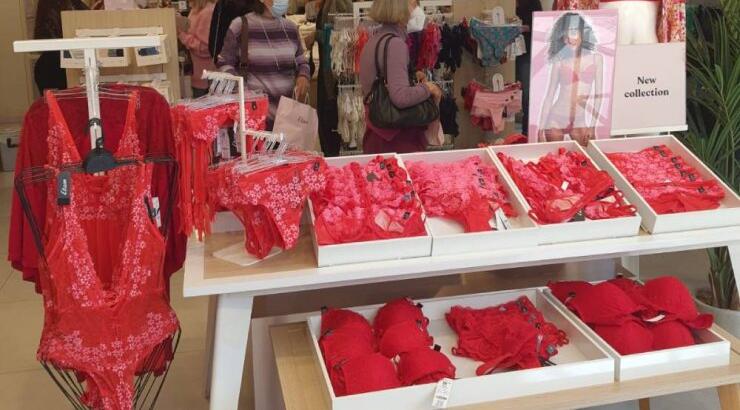 ETAM: Για δεύτερη συνεχόμενη χρονιά τίμησε την ημέρα της γυναίκας προσφέροντας δωρεάν σουτιέν