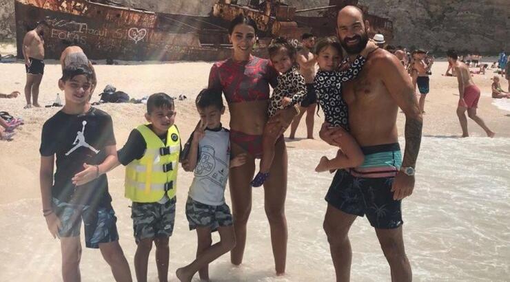 "Σύσσωμη" στην παραλία για τις πρώτες τους βουτιές η οικογένεια Σπανούλη [εικόνες]