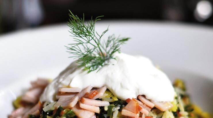 Σπανακόρυζο με τομάτα και γιαούρτι σε βαθύ τηγάνι 