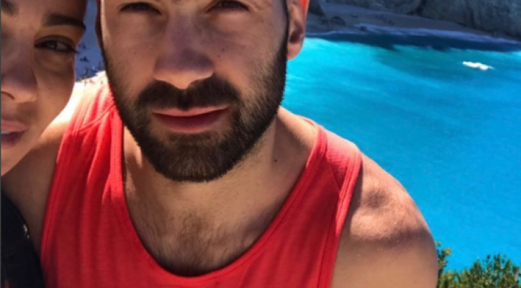 Ολυμπία Χοψονίδου: Με φουσκωμένη κοιλίτσα στον έκτο μήνα της εγκυμοσύνης της ποζάρει με μαγιό στην αγκαλιά του Βασίλη Σπανούλη