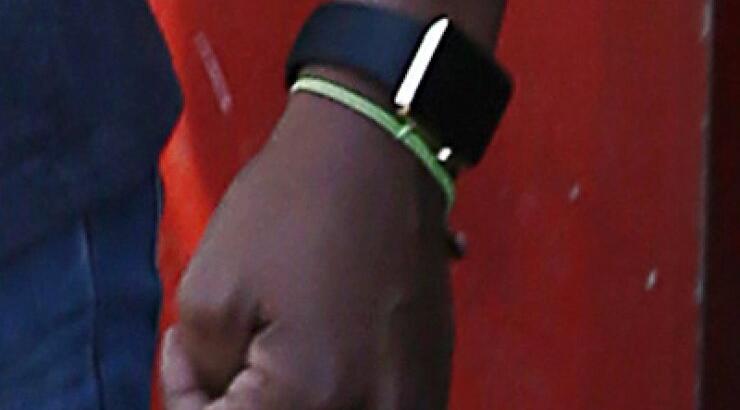 Διάσημος σταρ φοράει χρυσό ρολόι αξίας 17,000 δολαρίων [εικόνες]